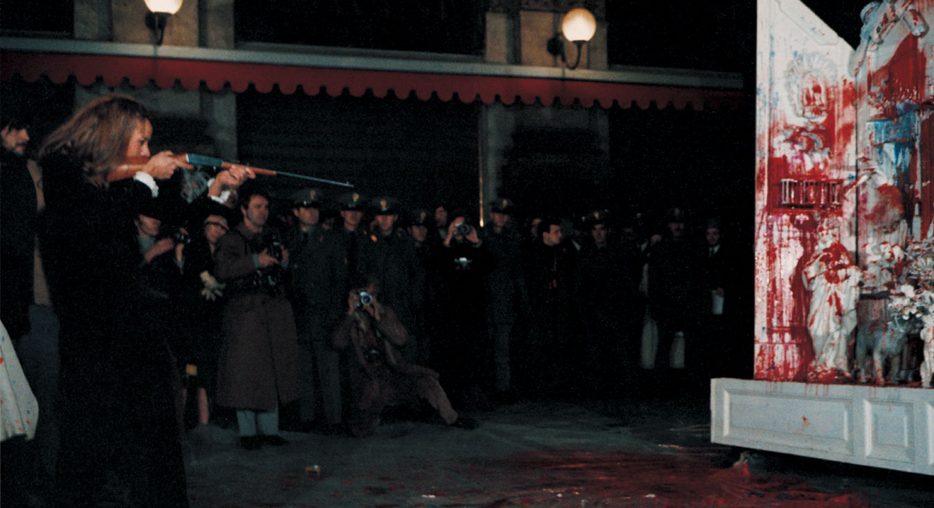 Niki de Saint Phalle shooting Autel, 25 November 1970.