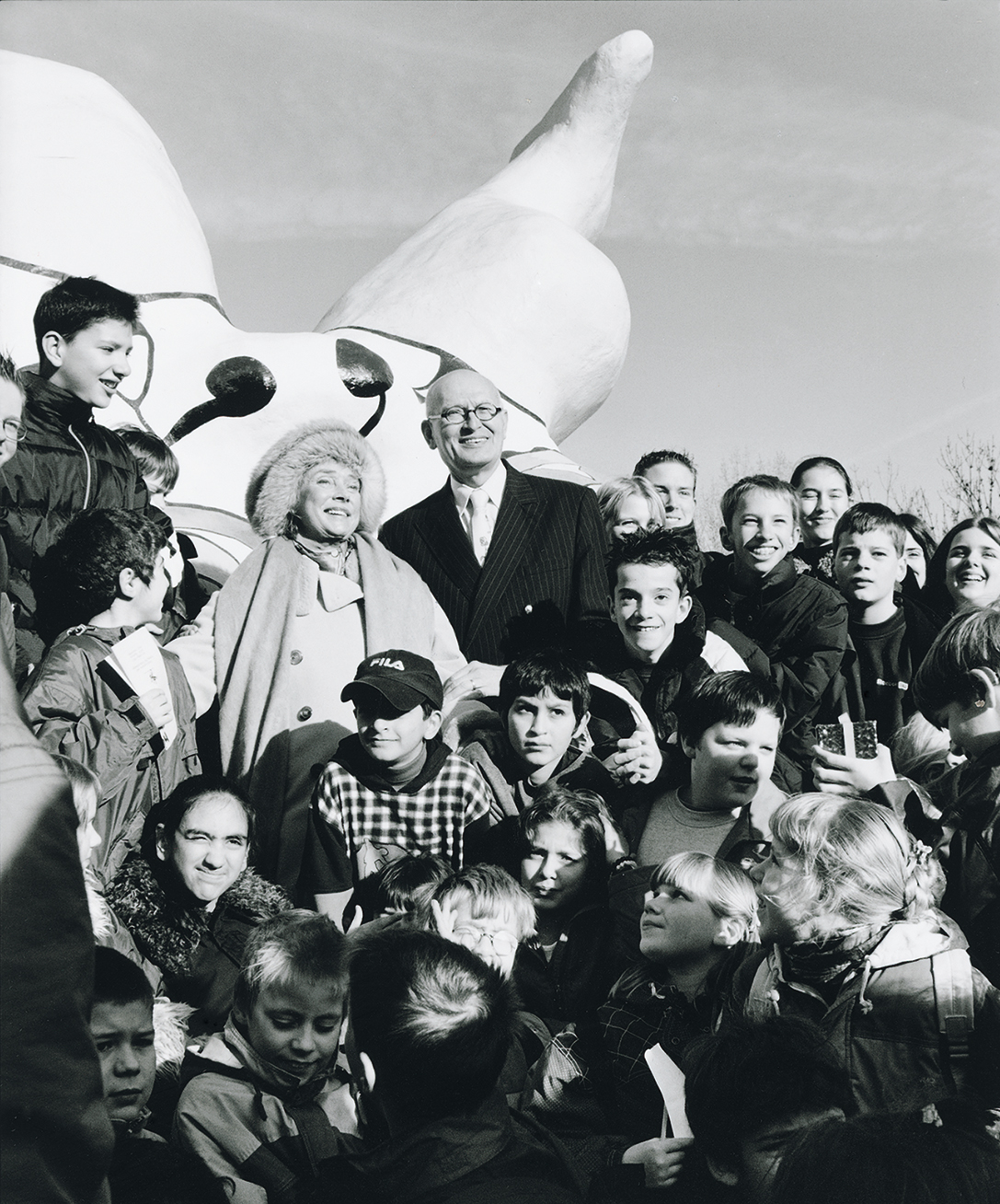 Children, Artist Niki de Saint Phalle and city mayor Herbert Schmalstieg gather in front of the artwork