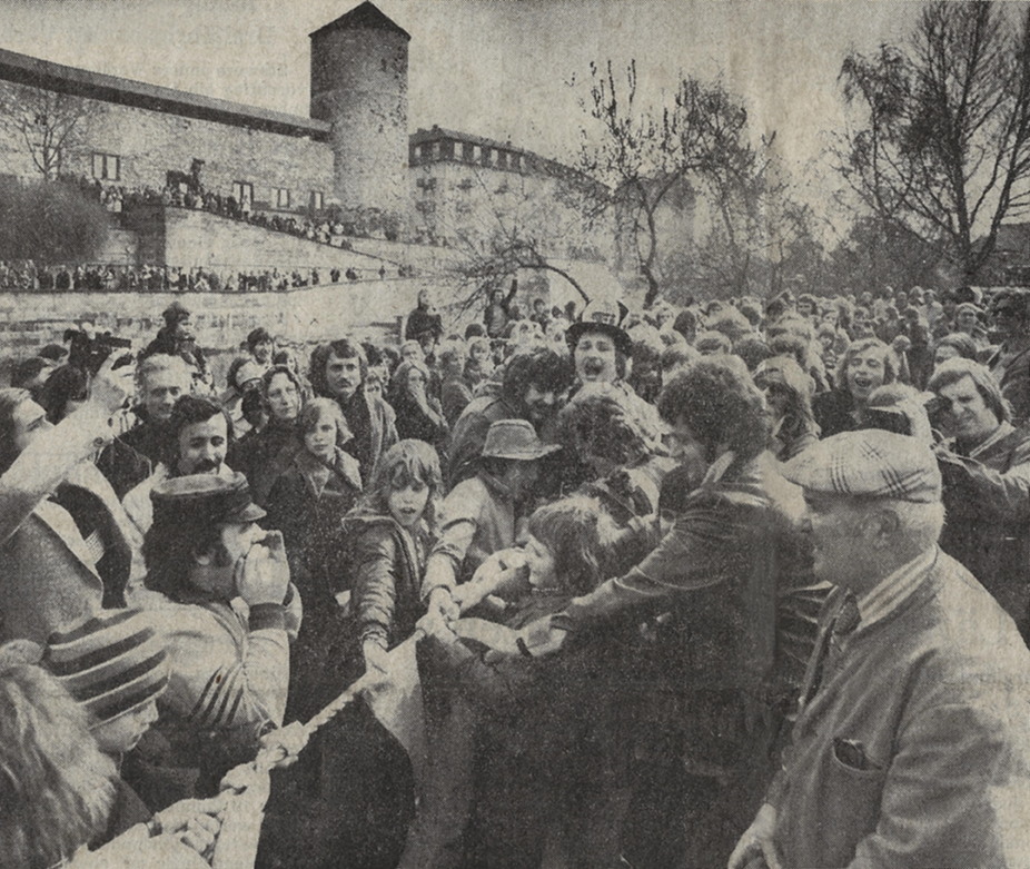 newspaper scan of the crowd playing tug-of-war 